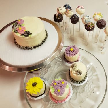 Mini-GF-Cake-Collection-with-GF-cake-pops